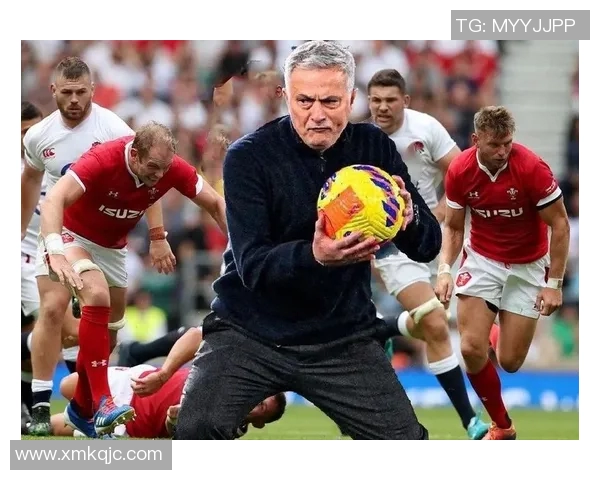 半遮脸足球星神秘亮相引发热议球迷纷纷猜测真容背后故事